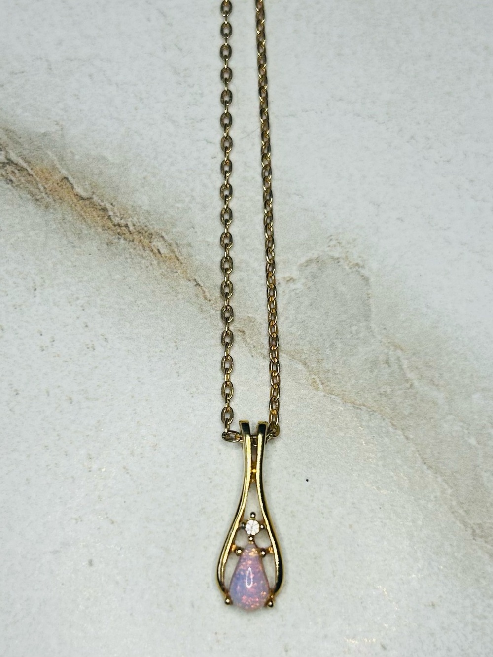 Vintage Avon Delicate Milky Iridescent Teardrop Pendant Necklace - Picture 2 of 4